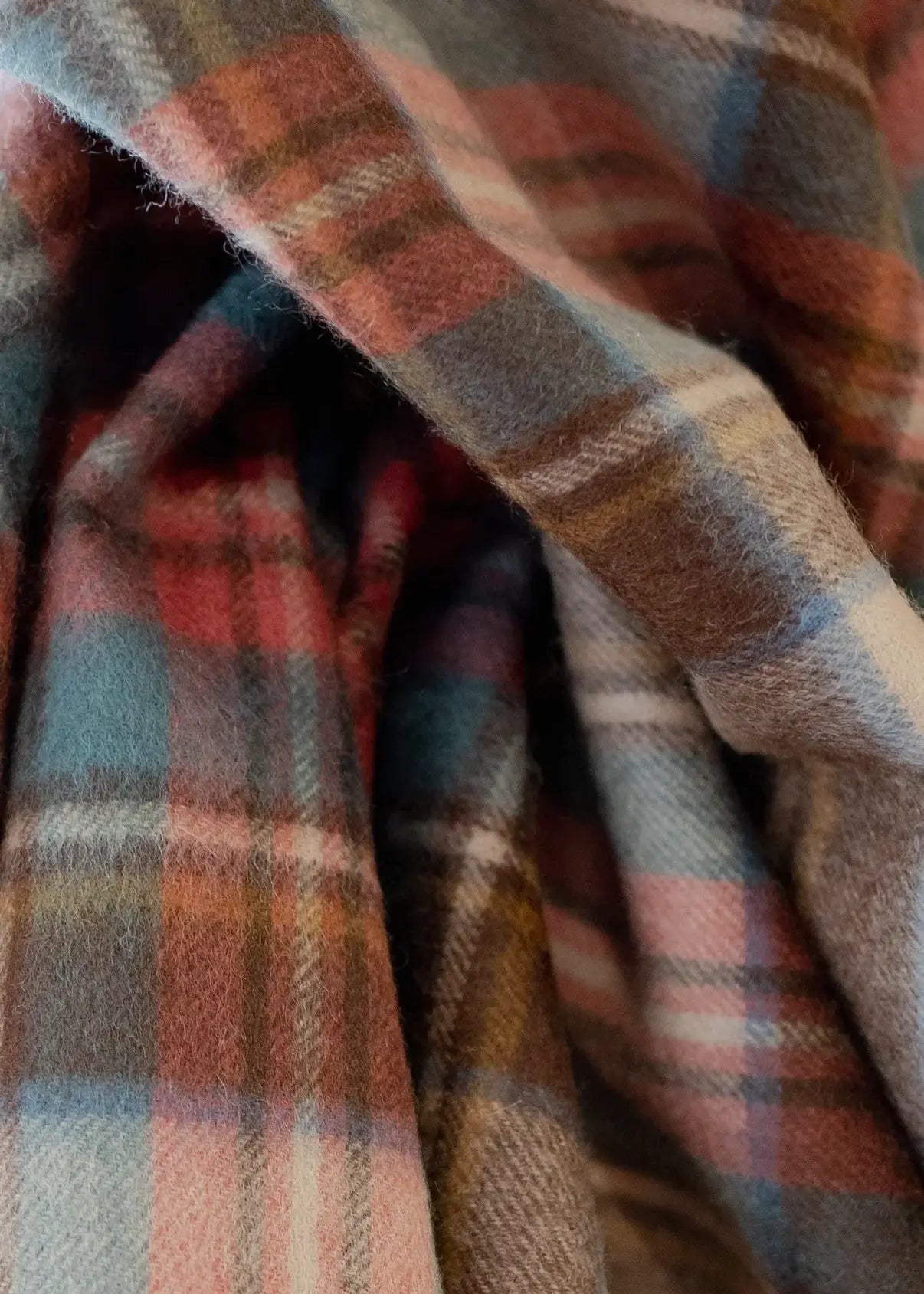 Écharpe en laine d’agneau – Carreaux brume et corail - Lagom cadeaux